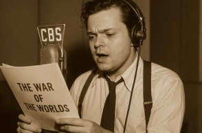 «Ο Πόλεμος των Κόσμων» με τον Όρσον Γουέλς: Η ραδιοφωνική εκπομπή που προκάλεσε τρόμο και υστερία στην Αμερική