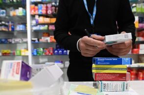 Η Αγγλία διαθέτει δωρεάν το χάπι της επόμενης μέρας σε όλα τα φαρμακεία, διευκολύνοντας την πρόσβαση των γυναικών στην επείγουσα αντισύλληψη.