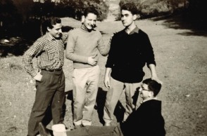 Στο Κουρί, εξοχή κοντά στη Θεσσαλονίκη, ο Διονύσης Σαββόπουλος καθιστός