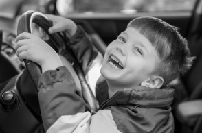 Παιδιά με ξένο αμάξι