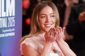 Η Σίντνεϊ Σουίνι σχολιάζει με χιούμορ τις φήμες ότι θα είναι η νέα Bond girl - Η Αμερικανίδα ηθοποιός δηλώνει μεγάλη θαυμάστρια της σειράς ταινιών. 