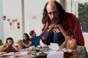 Θέατρο Προσκήνιο: Ο Χούλιο Τόγκα δείχνει τον δρόμο για την εξέγερση πατώντας όλες τις νάρκες της