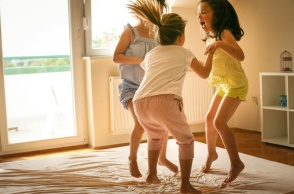 Παιδιά που χοροπηδούν