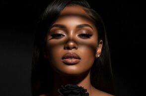 Η Ξάνια Μονέ έγινε η πρώτη AI καλλιτέχνιδα που μπήκε στα ραδιοφωνικά charts του Billboard - Αντιδράσεις για τον ρόλο της τεχνητής νοημοσύνης στη μουσική.