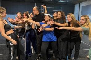 O Φωκάς Ευαγγελινός σε πρόβα μαζί με τους ηθοποιούς