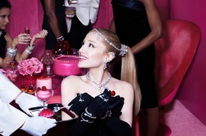 Η Αριάνα Γκράντε πρωταγωνιστεί στη νέα καμπάνια της Swarovski 