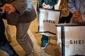 Η Shein πάει Παρίσι: Η φθηνή απόλαυση και το ακριβό της τίμημα