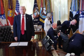 Στέλεχος φαρμακευτικής λιποθύμησε δίπλα στον Τραμπ - Η αντίδραση του προέδρου