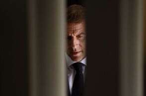 Γαλλία: Ο Εμανουέλ Μακρόν διαβεβαίωσε ότι τα κλεμμένα κοσμήματα αξίας 88 εκατ. ευρώ θα ανακτηθούν και υποσχέθηκε πλήρη αναθεώρηση της ασφάλειας στο Λούβρο.