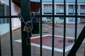 Πάτρα: Εκπαιδευτικός συνελήφθη για πορνογραφία ανηλίκων μετά από καταγγελία 15χρονης μαθήτριας και έρευνα της αστυνομίας.