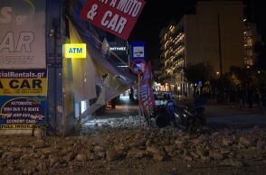 Χανιά: Κατέρρευσε μπαλκόνι στο κέντρο της πόλης - Ζημιές σε οχήματα και κατάστημα