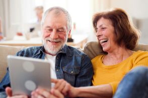 Νέα μελέτη του Πανεπιστημίου ΜακΓκιλ δείχνει ότι η καθημερινή εγκεφαλική άσκηση μέσω εφαρμογών ενισχύει τη μνήμη και μειώνει τον κίνδυνο άνοιας σε ηλικιωμένους.