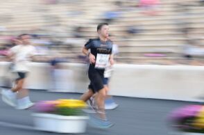 42ος Αυθεντικός Μαραθώνιος Αθήνας: Στιγμιότυπα από τη μαραθώνια διαδρομή 42 χιλιομέτρων 