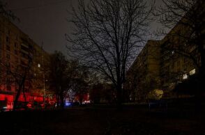 Ρωσικές επιθέσεις σε ενεργειακές υποδομές άφησαν την Ουκρανία χωρίς ρεύμα, με πολύωρες διακοπές και κινδύνους για τον χειμώνα.