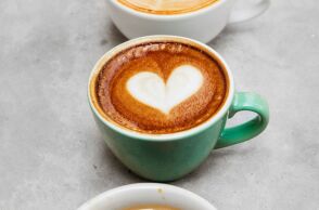 Κι όμως, ο καφές προστατεύει την καρδιά - Νέα μελέτη «διαλύει» τον μύθο για τις αρρυθμίες