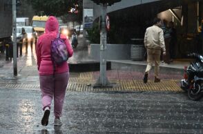 Δυνατή καταιγίδα πλήττει την Αθήνα - Πώς θα εξελιχθεί η κακοκαιρία