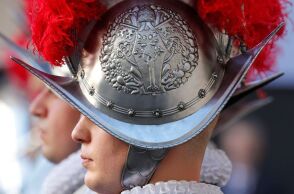 Μέλος της Ελβετικής Φρουράς στο Βατικανό ερευνάται για φερόμενη αντισημιτική χειρονομία φτυσίματος προς δύο Εβραίες γυναίκες