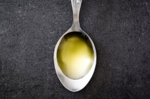 Καρδιολόγος προειδοποιεί για τη viral τάση με τα «σφηνάκια» ελαιόλαδου το πρωί - Λέει ότι δεν ωφελούν την καρδιά και μπορεί να προκαλέσουν αύξηση βάρους