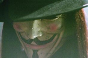 Το HBO αναπτύσσει τηλεοπτική σειρά V for Vendetta με τον Πιτ Τζάκσον και παραγωγούς τους Τζέιμς Γκαν και Πίτερ Σάφραν - Αναβιώνει το θρυλικό δυστοπικό κόμικ.