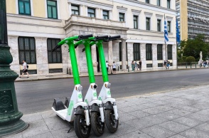 Ηλεκτρικά πατίνια μπροστά από το κτίριο του Δήμου ΑΘηναίων