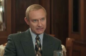 Ο Τζουντ Λο εντυπωσιάζει ως Βλαντίμιρ Πούτιν στην ταινία «Ο Μάγος του Κρεμλίνου», που ξεδιπλώνει το παρασκήνιο της εξουσίας στη Ρωσία. 