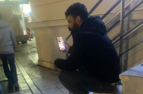 Σε βλέπω να ψάχνεις μέσα στη νύχτα