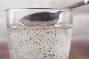 Δημοφιλής στα social media τάση αποτοξίνωσης με νερό, λεμόνι και σπόρους chia υπόσχεται «καθαρισμό» του οργανισμού, αλλά οι ειδικοί προειδοποιούν για κινδύνους