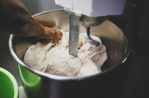 Λάρισα: Το φουλάρι που φορούσε πιάστηκε στους κυλίνδρους και έπνιξε την ιδιοκτήτρια φούρνου