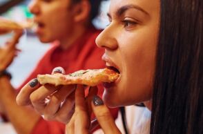 Μελέτη στις ΗΠΑ συνδέει την αυξημένη κατανάλωση υπερεπεξεργασμένων τροφίμων με πρόωρες εντερικές αλλοιώσεις που οδηγούν σε καρκίνο στις γυναίκες κάτω των 50.