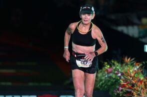 Η Νάταλι Γκράμποου έγραψε ιστορία στη Χαβάη - Η 80χρονη ολοκλήρωσε Ironman, την πιο απαιτητική τριαθλητική δοκιμασία στον κόσμο σε λιγότερο από 17 ώρες.