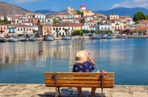 Συνταξιούχος σε παγκάκι