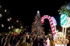 Το χριστουγεννιάτικο δέντρο στολισμένο στην πλατεία Συντάγματος