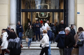 Πολίτες έξω από κατάστημα στην Ερμού