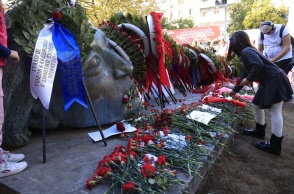 Λουλούδια στο μνημείο του Πολυτεχνείου