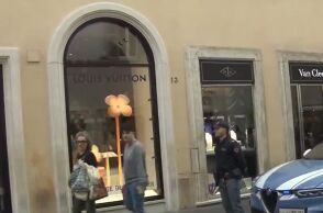 Ληστές έριξαν με αυτοκίνητο τη βιτρίνα της Louis Vuitton στη Via Condotti της Ρώμης - Λεηλάτησαν την μπουτίκ και διέφυγαν - Η αστυνομία ερευνά.