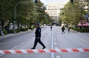 Η ΕΛΑΣ προχώρησε σε 19 προσαγωγές και μία σύλληψη, έπειτα από προληπτικούς ελέγχους γύρω από το Πολυτεχνείο - Εντοπίστηκαν σφυρί και ναρκωτικά.