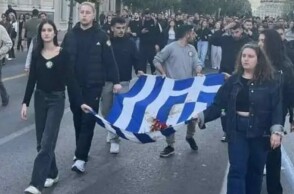 Πολυτεχνείο: Η κόρη της Φώφης Γεννηματά στην κορυφή της πορείας με τη αιματοβαμμένη σημαία 