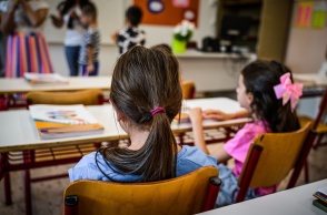 κορίτσια στα θρανία τους σε σχολική αίθουσα