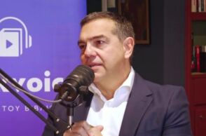 Ο Αλέξης Τσίπρας περιγράφει με χιούμορ τη σχέση του με την τραπ μουσική μέσω των γιων του, λέγοντας πως τους προτρέπει να ακούνε όχι μόνο Snik αλλά και ΛΕΞ.