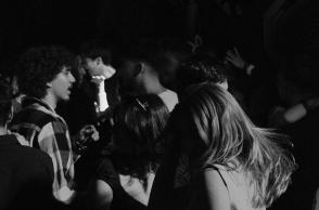 Παιδιά που διασκεδάζουν σε πάρτι