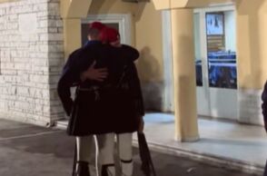 Εύζωνες συγκινούνται μετά την τελευταία τους υπηρεσία στην Προεδρική Φρουρά