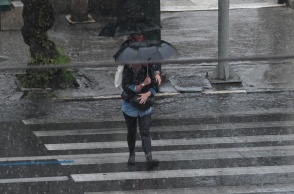 Άτομα με ομπρέλες 