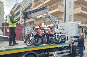 Ο Δήμος Αθηναίων ξεκίνησε μαζική απομάκρυνση εγκαταλελειμμένων δικύκλων - Δούκας: «Απελευθερώνουμε θέσεις και βελτιώνουμε την προσβασιμότητα»