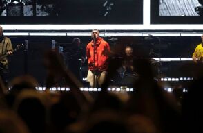 Οι Oasis τίμησαν τον Γκάρι «Μάνι» Μάουνφιλντ στη Βραζιλία, αφιερώνοντας το Live Forever και προβάλλοντας την εικόνα του στη σκηνή 