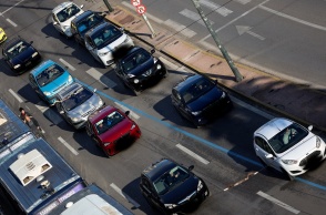 Οχήματα σε δρόμο στο κέντρο της Αθήνας