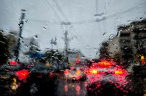 Σταγόνες βροχής σε τζάμι αυτοκινήτου