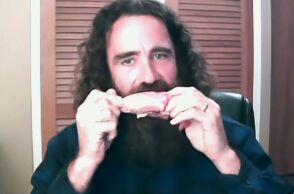 Άνδρας που τρέφεται αποκλειστικά με ωμό κρέας, παρά τις προειδοποιήσεις των γιατρών, αποκαλύπτει περίεργη παρενέργεια της αμφιλεγόμενης δίαιτας