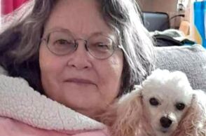 Μικρό κανίς έσωσε γυναίκα από ανακοπή καρδιάς στο Γουαϊόμινγκ - Η σκυλίτσα Λίλι επενέβη τη στιγμή που η Σούζαν Ντένκερ είχε καταρρεύσει στο σπίτι της