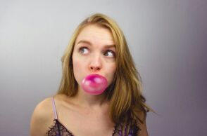 Ειδικός εξηγεί τι πραγματικά συμβαίνει όταν καταπίνουμε τσίχλα © Unsplash/Quinten de Graaf