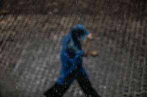 Άτομο με αδιάβροχο